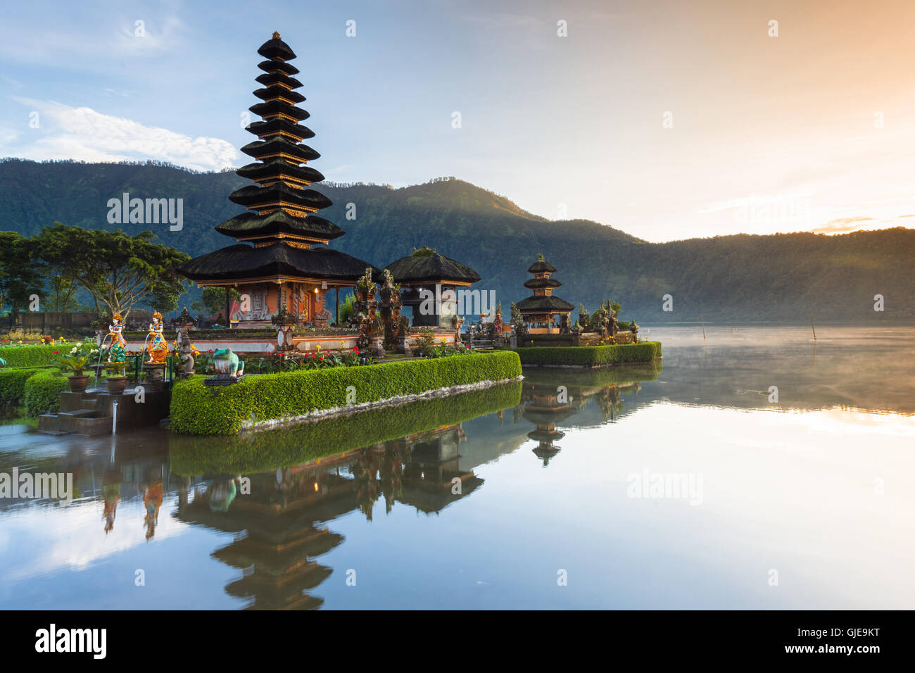 Pura Ulun Danu Bratan bei Sonnenaufgang, berühmten Tempel auf dem See, Bedugul, Bali, Indonesien. Stockfoto