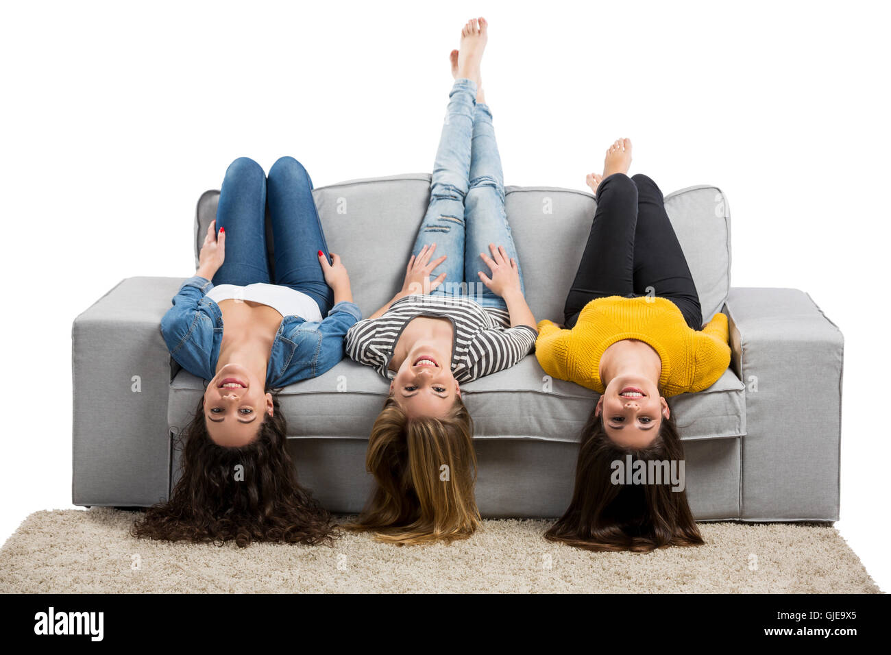 Happy Teenie Mädchen zu Hause sitzen auf der couch Stockfoto