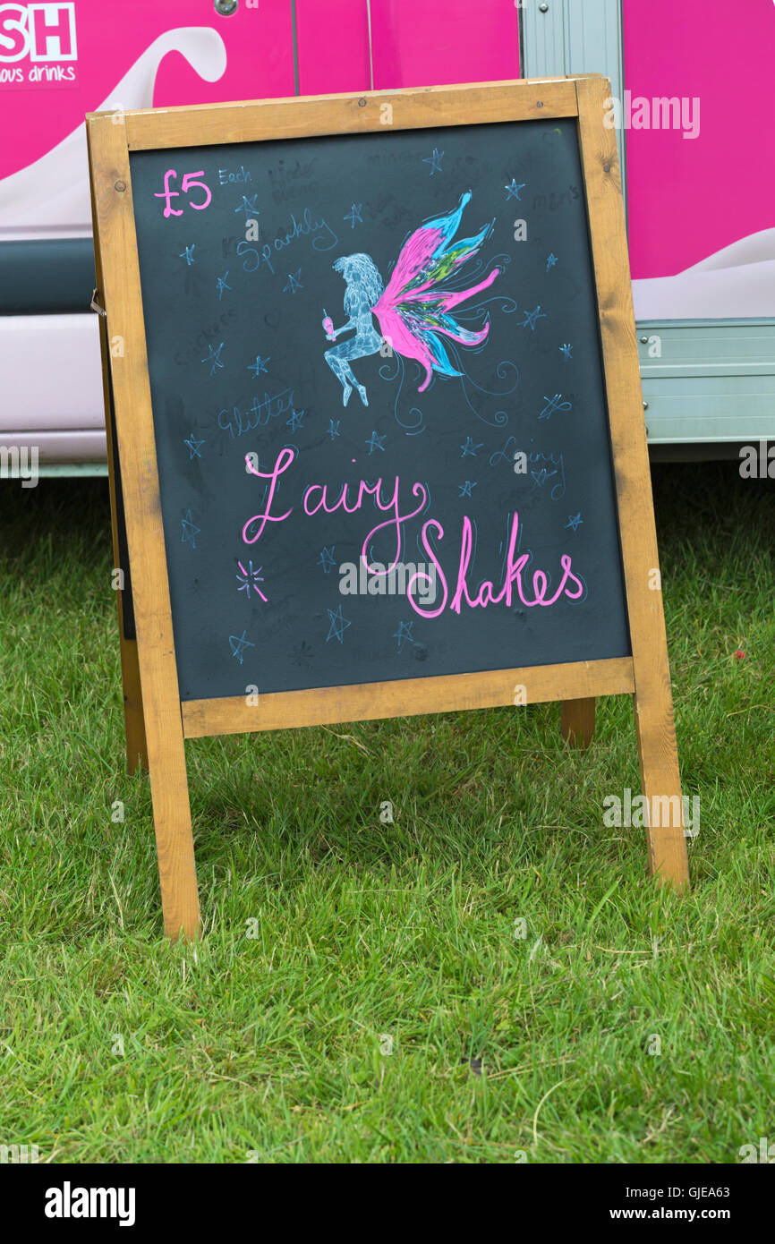 Fee-Shakes zu unterzeichnen, auf Tafel im New Forest Fairy Festival in Burley, Hampshire, UK im August Stockfoto