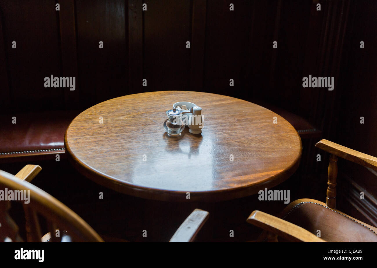 Nahaufnahme von Vintage Tisch und Stühle im irish pub Stockfoto