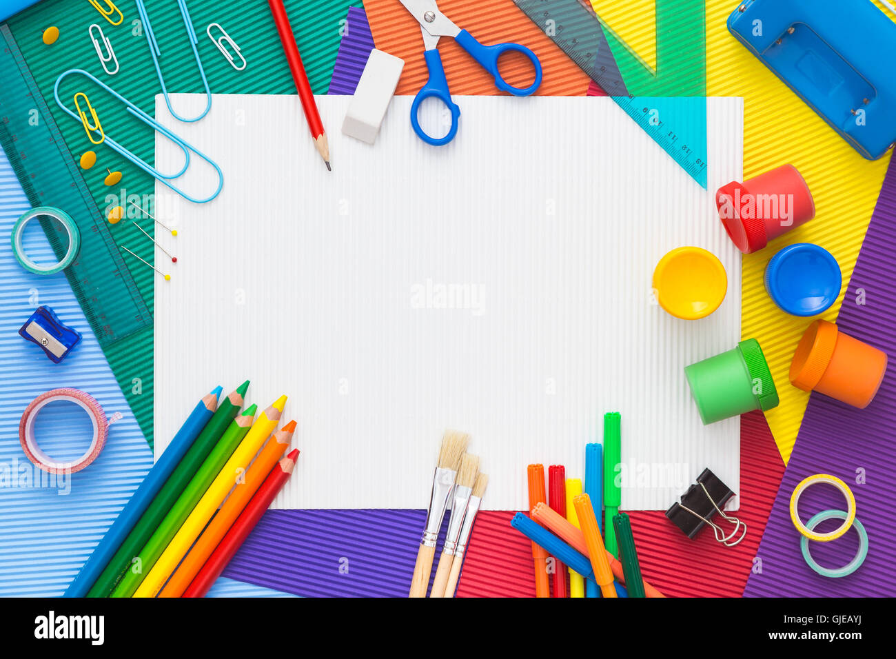 Multicolor Zusammensetzung von Schulmaterial mit leerem Papier in der Mitte. Zurück zur Schule. Flach zu legen Stockfoto