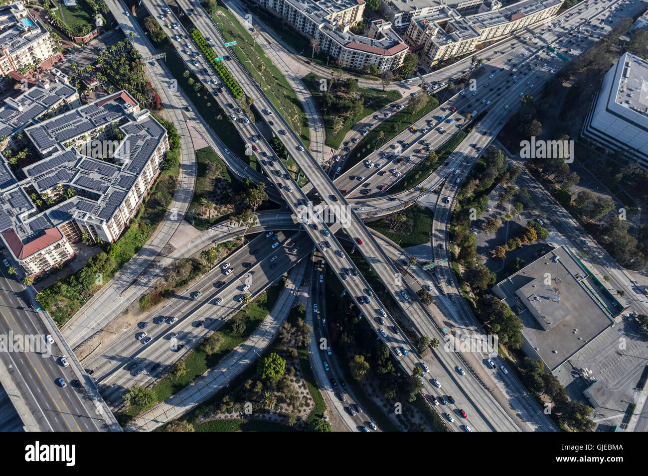 Luftaufnahme der Innenstadt von Los Angeles Harobr 110 und Hollywood 101 Autobahnen vier Ebene Austausch. Stockfoto