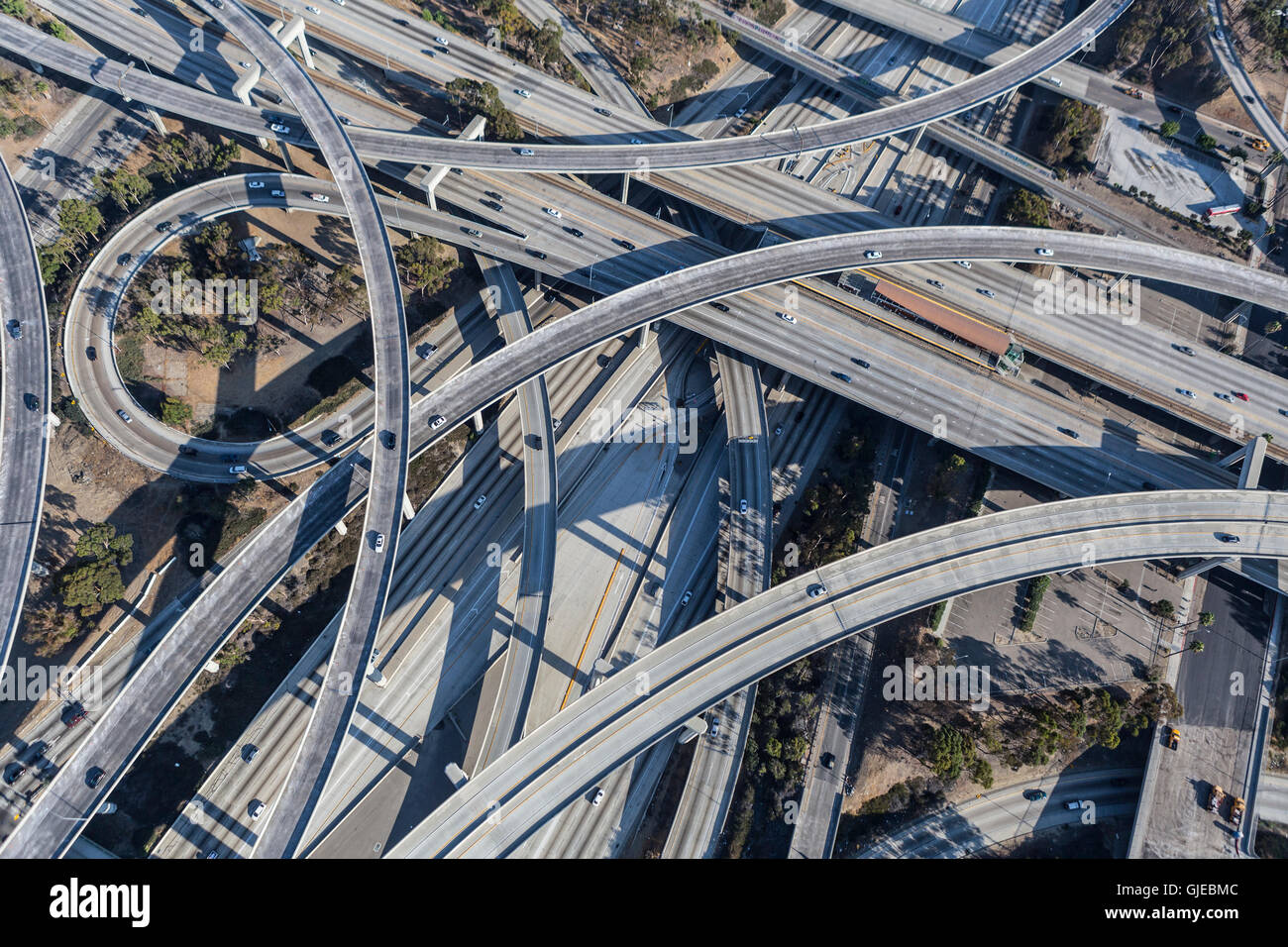 Luftaufnahmen von Los Angeles 110 und 105 Autobahn Austausch Rampen und Brücken in Südkalifornien. Stockfoto