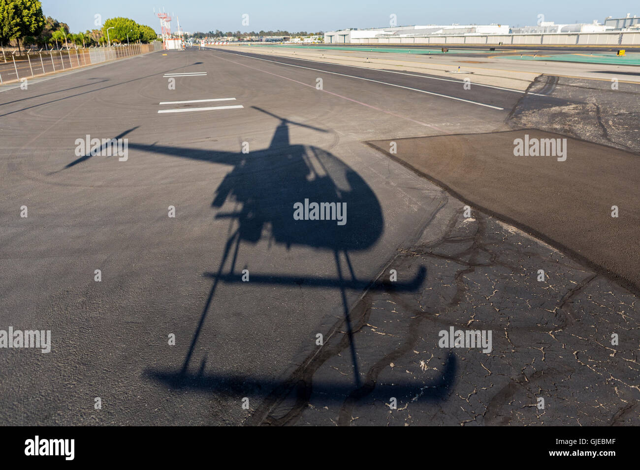 Hubschrauber-Schatten auf Flughafen Rollweg Asphalt. Stockfoto