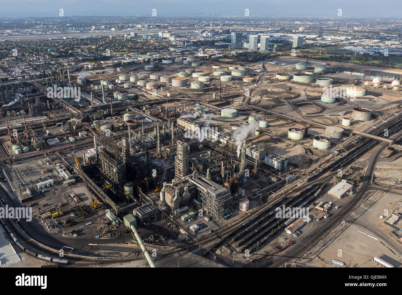 El Segundo, Kalifornien, USA - 6. August 2016: Luftaufnahme des großen dampfenden Öl-Raffinerie in der Nähe von Los Angeles. Stockfoto