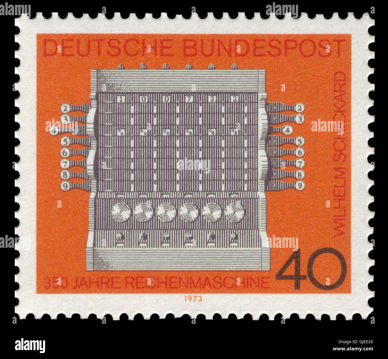 Die Marke DBP 1973 778 erinnert an den 350. Jahrestag der Erfindung von Rechenmaschinen. Der Stempel zeigt Bilder, die die Geschichte der Computertechnik und des technologischen Fortschritts zelebrieren. Stockfoto