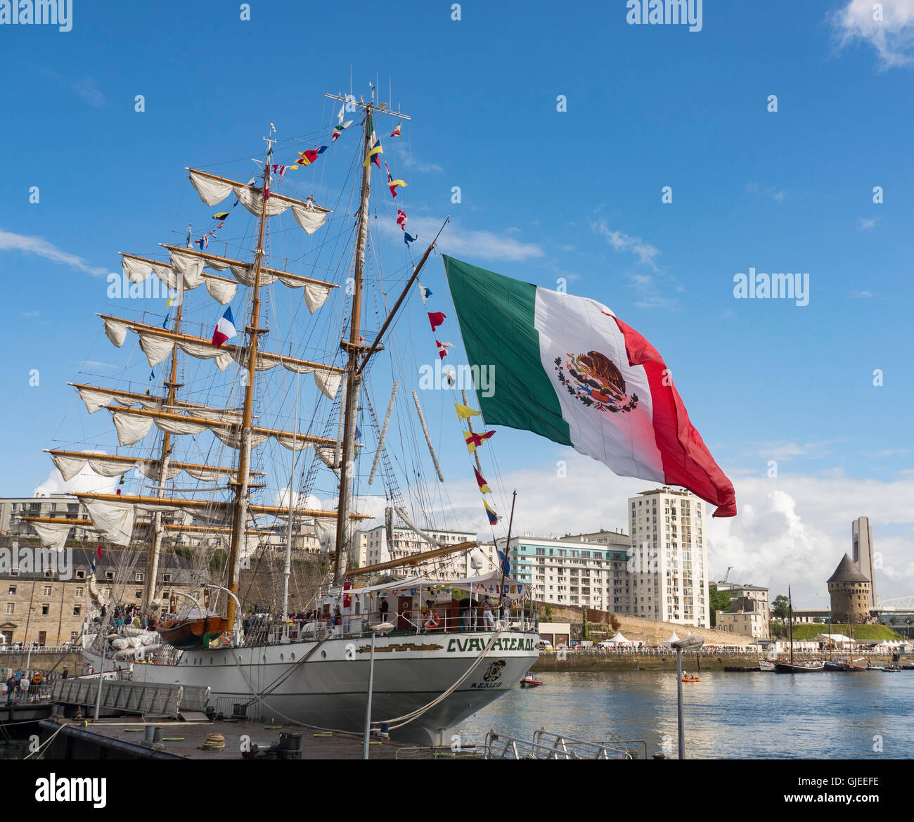 Der mexikanischen Flagge fliegt hinter dem Schiff, die, das Cuauhtémoc vertäut, am Kai des Penfeld während der Wasser-Festivals von Brest 2016. Stockfoto