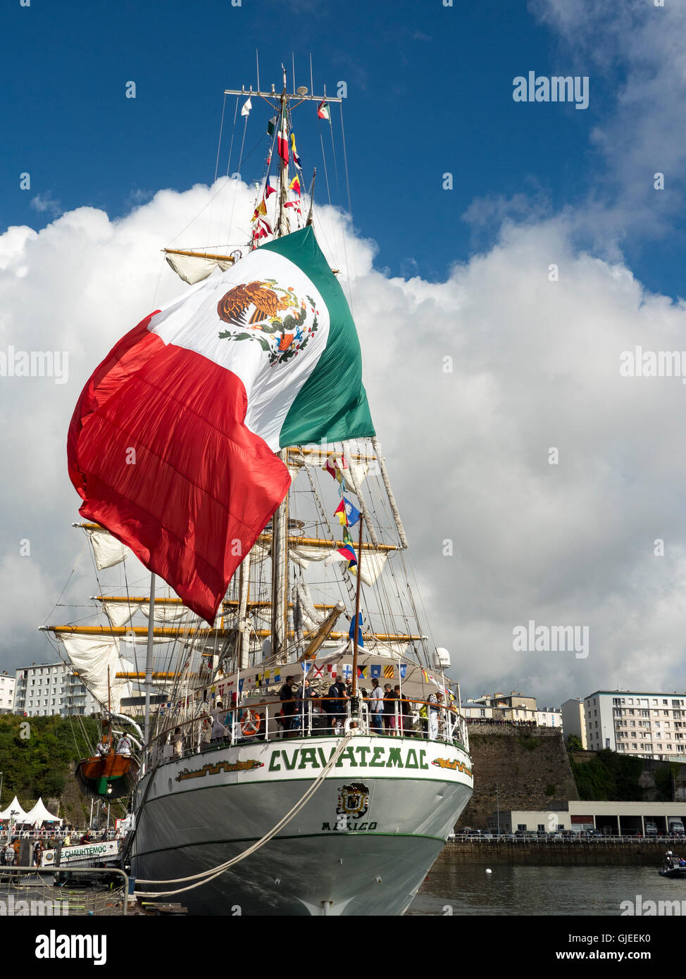 Der mexikanischen Flagge fliegt hinter dem Schiff, die, das Cuauhtémoc vertäut, am Kai des Penfeld während der Wasser-Festivals von Brest 2016. Stockfoto