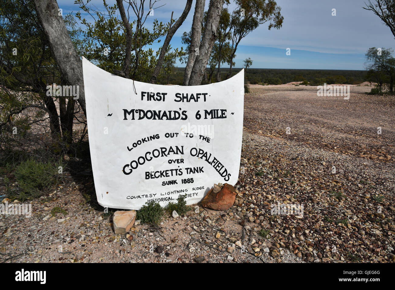 Autokennzeichen Motorhaube erfreut Sie zu Mc Donalds 6 Meile Minenschacht, die erste in Lightning Ridge mit Blick auf Corcorans Opalfields Stockfoto