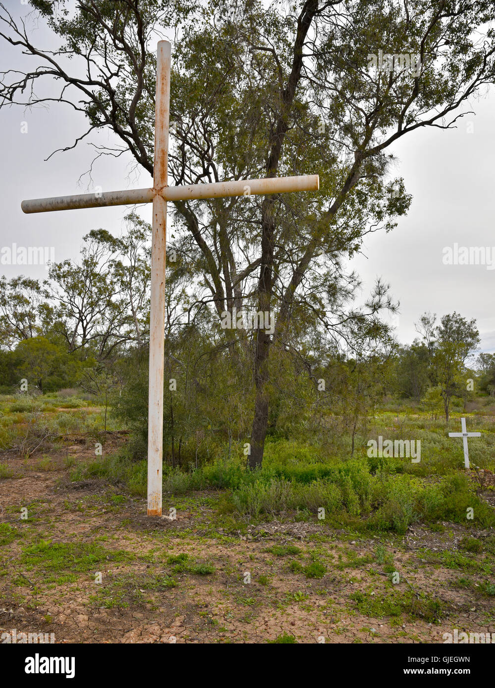 große und kleine Kreuze markieren Gräber in Lightning Ridge Friedhof, vor allem durch Bergbau Unfälle Stockfoto