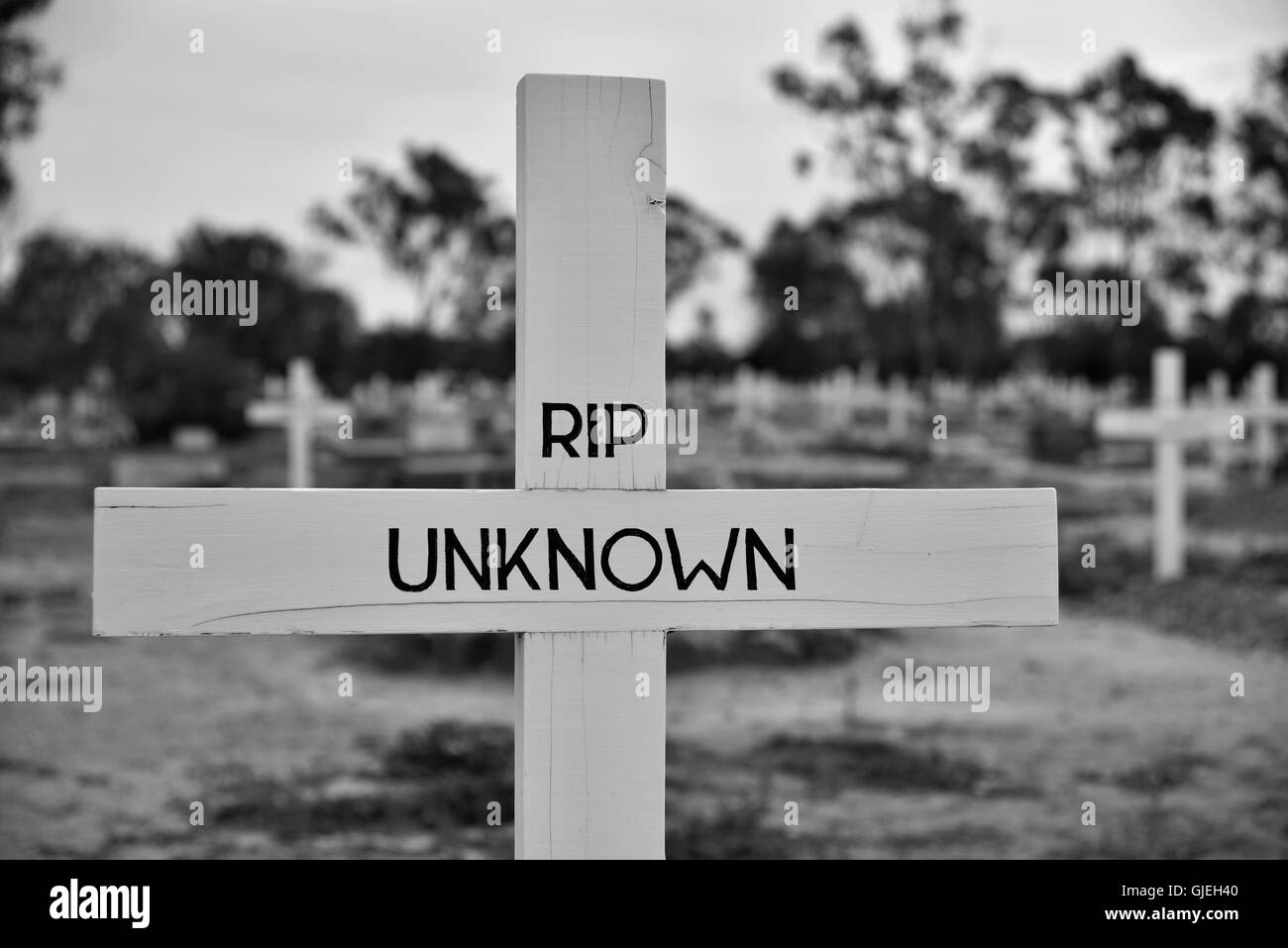 Unbekanntes Grab in Lightning Ridge Friedhof Grab der Toten Bergmann Kennzeichnung gekennzeichnet unbekannte RIP mit anderen Gräbern im Hintergrund Stockfoto