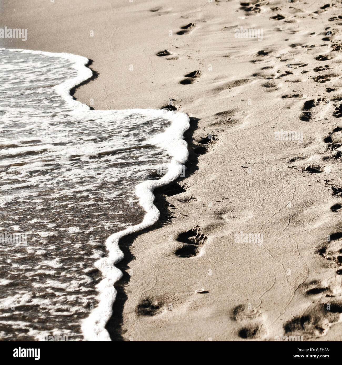 Menschliche Spuren am Strand. Stockfoto