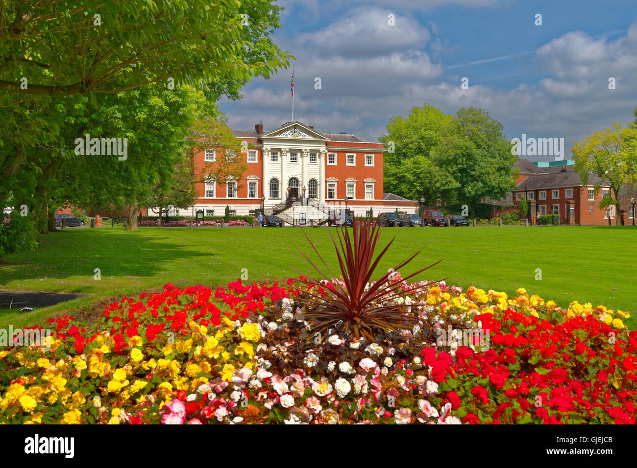 Rathaus und Gärten in Warrington, Cheshire. Stockfoto