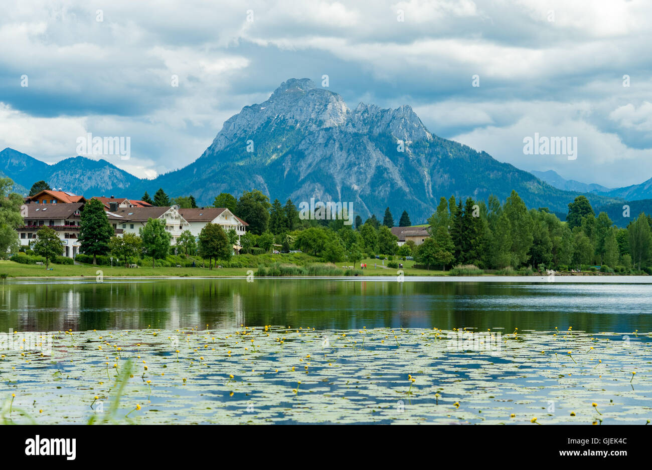 See in den deutschen Alpen mit einer Kette der Berge am Horizont. Spiegelung des Himmels im Wasser Stockfoto