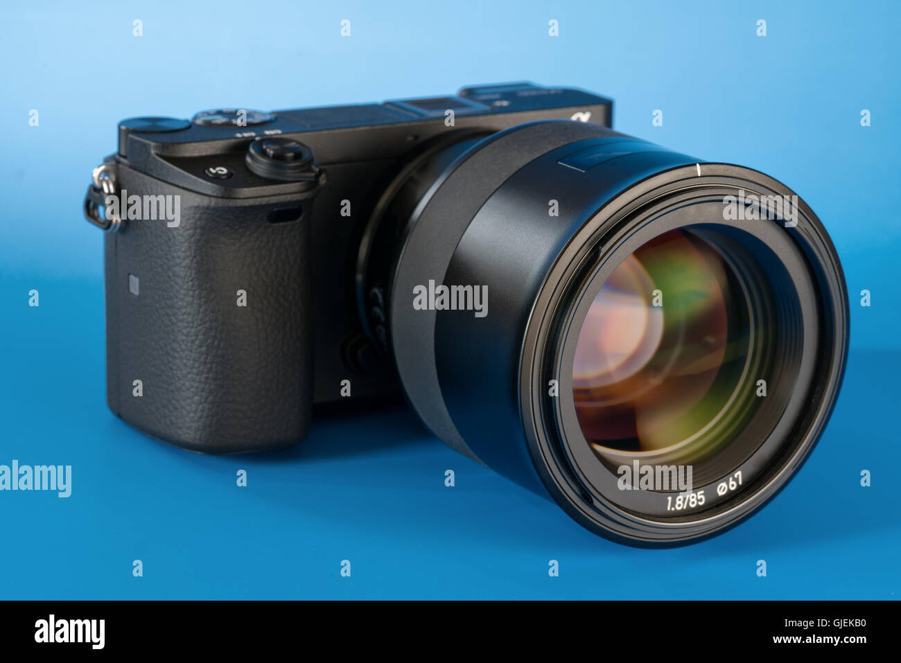 Spiegellose schnelle Fokussierung und 4K-shooting Digitalkamera mit 85mm-Objektiv Stockfoto