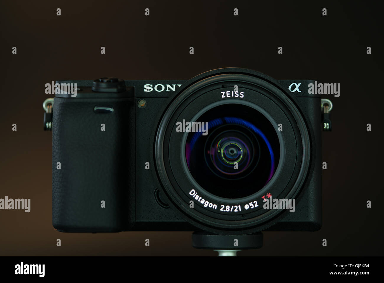 BERLIN, Deutschland - 6. Juni 2016: Sony Alpha a6300 spiegellose schnelle Fokussierung und 4 K-shooting Digitalkamera mit Zeiss 21 mm Objektiv Stockfoto
