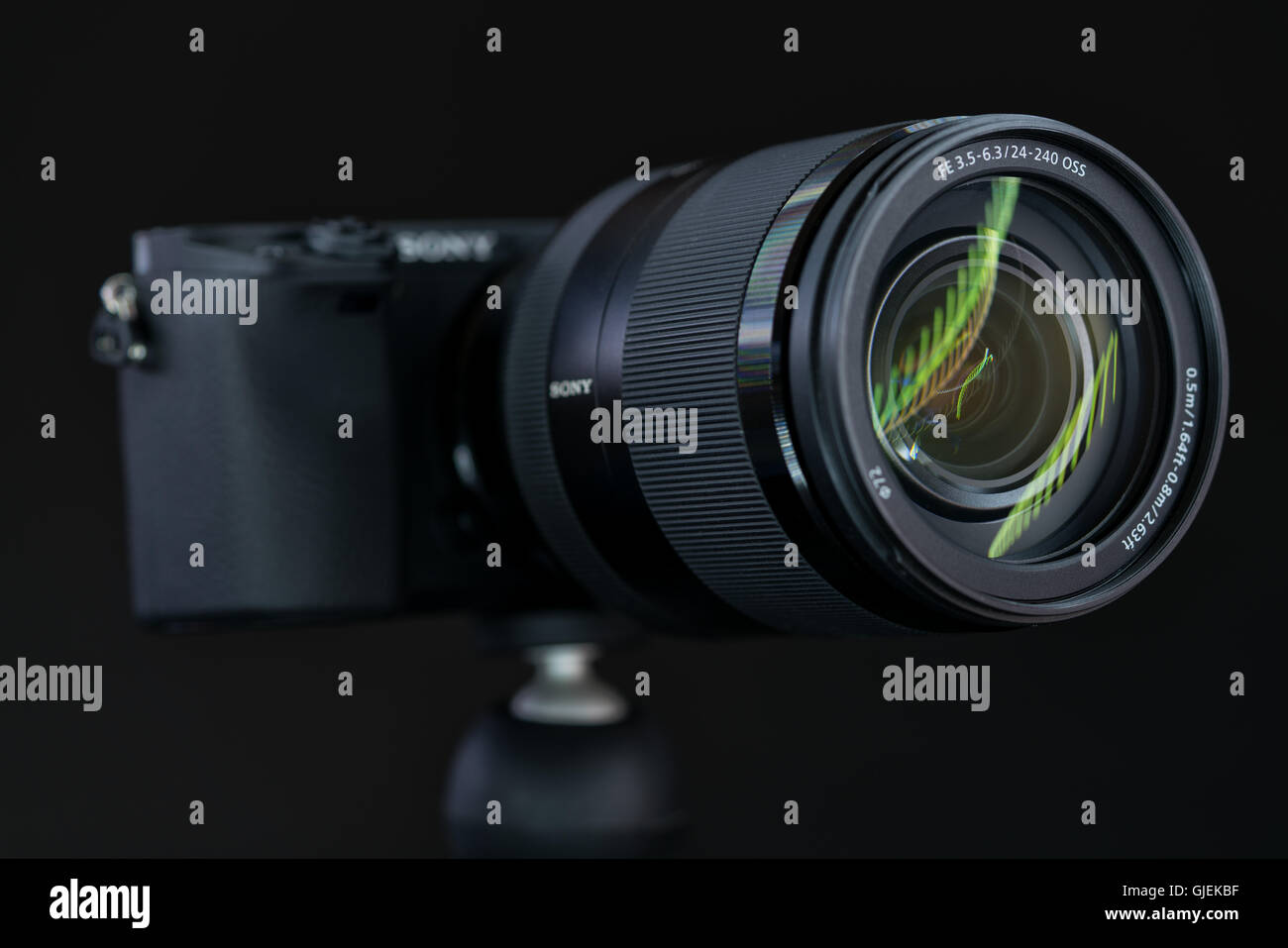 BERLIN, Deutschland - 6. Juni 2016: Sony Alpha a6300 spiegellose schnelle Fokussierung und 4 K-shooting Digitalkamera mit Sony 24-240 mm Tra Stockfoto