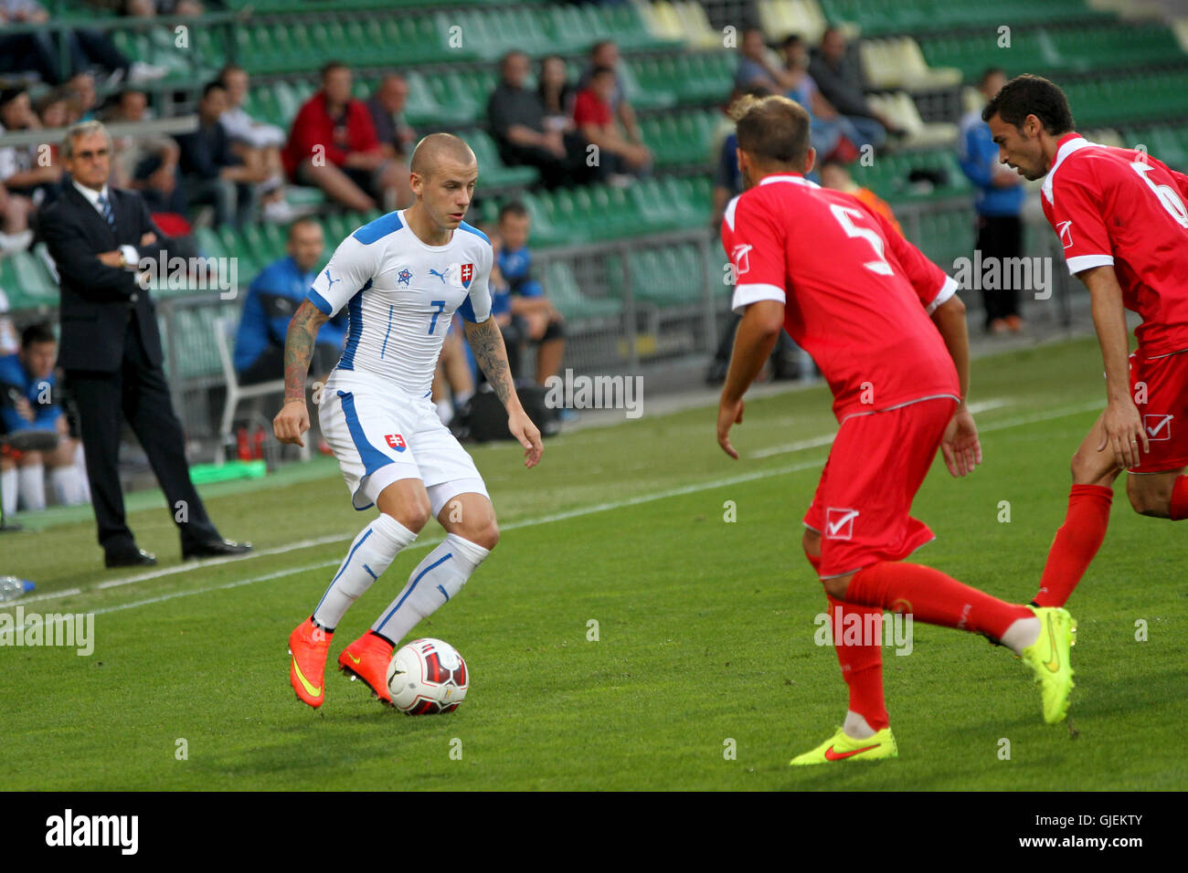 Der Slowakei Vladimir Weiss (L) in Aktion mit Malta Verteidiger während der Fußball-freundliche match Slowakei Vs Malta 1: 0. Stockfoto