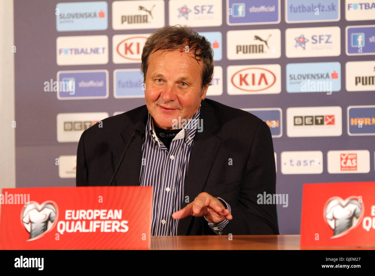 Der Cheftrainer der Slowakei Jan Kozak anlässlich der Pressekonferenz nach der EURO 2016-Qualifikationsspiel zwischen der Slowakei und Spanien. Stockfoto