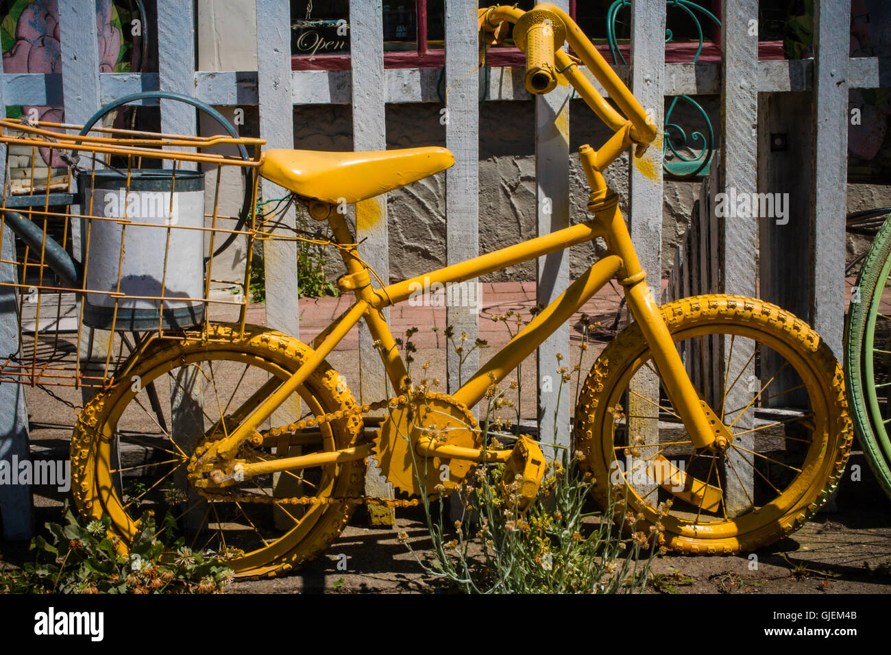 Altes Fahrrad gelb Stockfoto