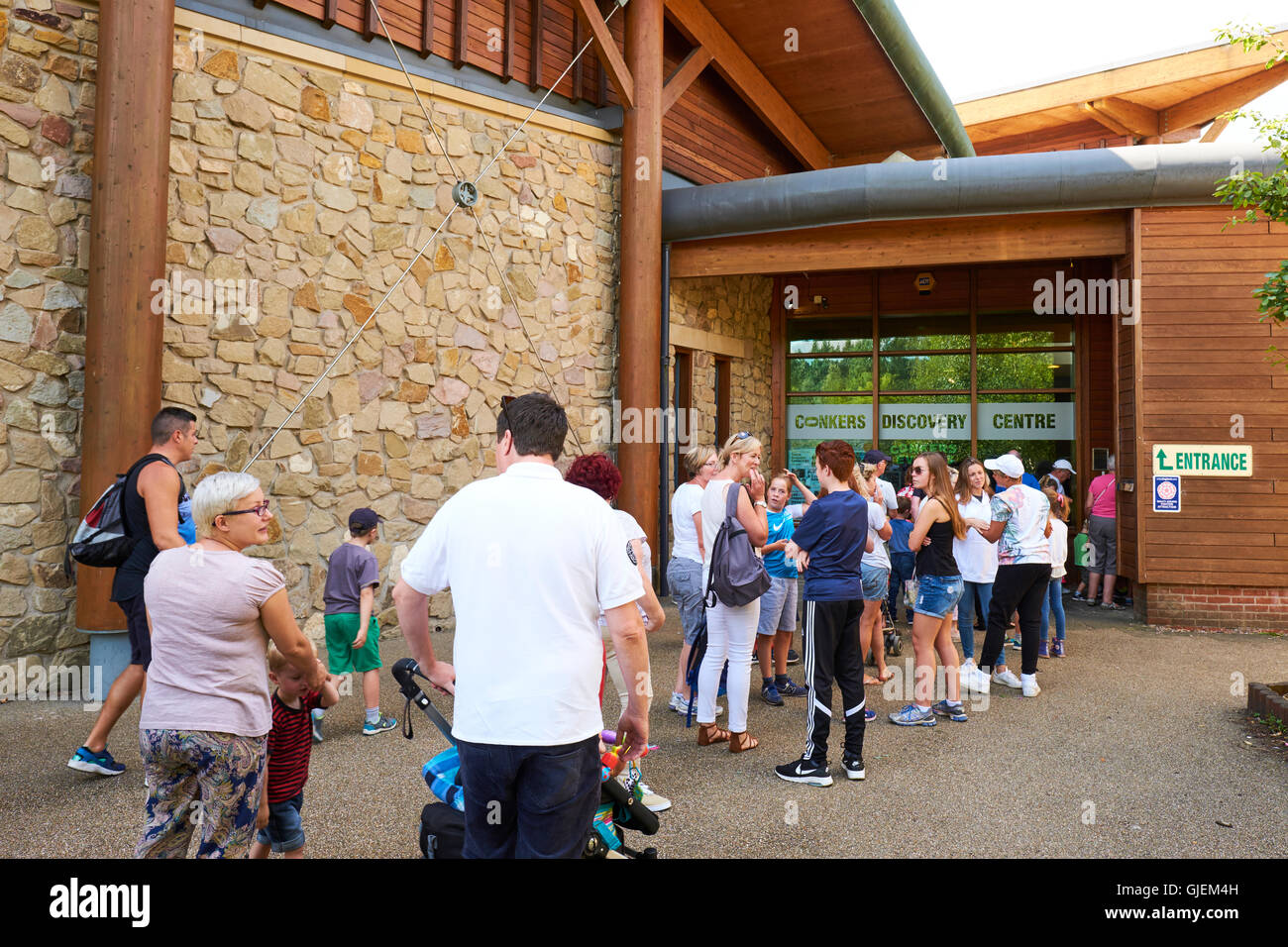 Menschen Schlange, um Conkers geben eine Attraktion in der National Forest Moira Derbyshire UK Stockfoto