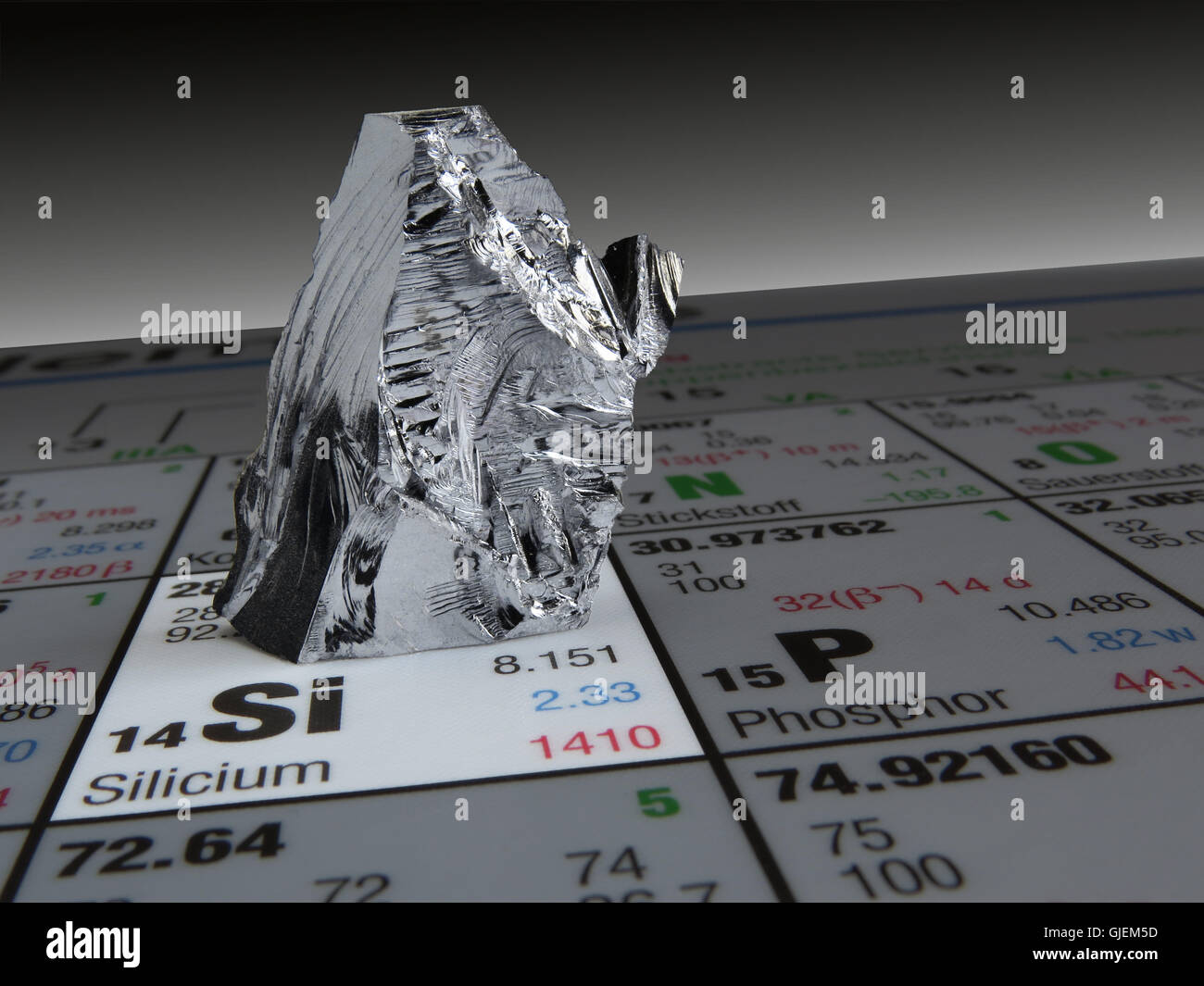 ein Stück Silizium im Periodensystem der Elemente Stockfoto