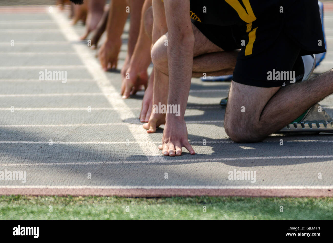 Läufer, die Vorbereitungen zu Rennen beginnen Stockfoto