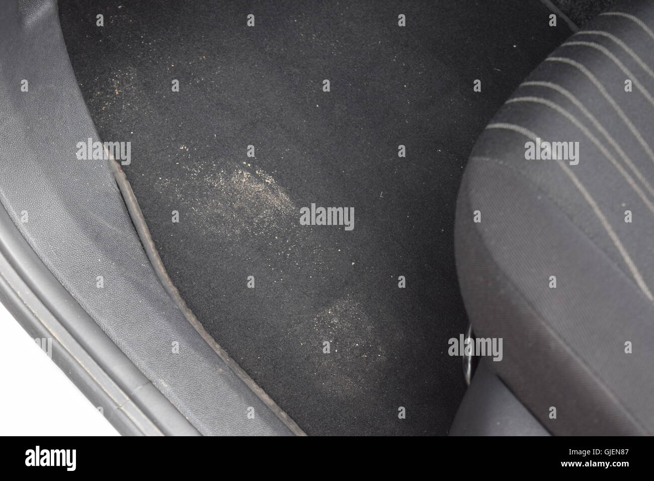 Schmutziges auto Fußmatten aus schwarzem Gummi mit Gaspedal und Bremsen in  der Werkstatt für die Detaillierung Fahrzeugs vor der Reinigung. Auto  Service Industrie Stockfotografie - Alamy