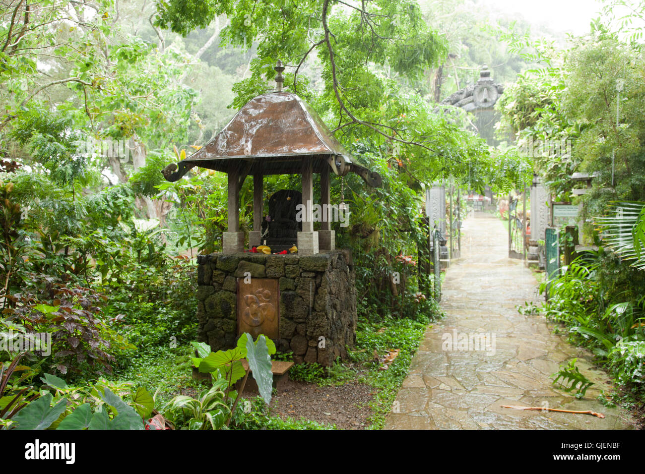 Eingang und Ganesha Statue am Gast Siddhanta Kirche, Kapa'a, Kauai