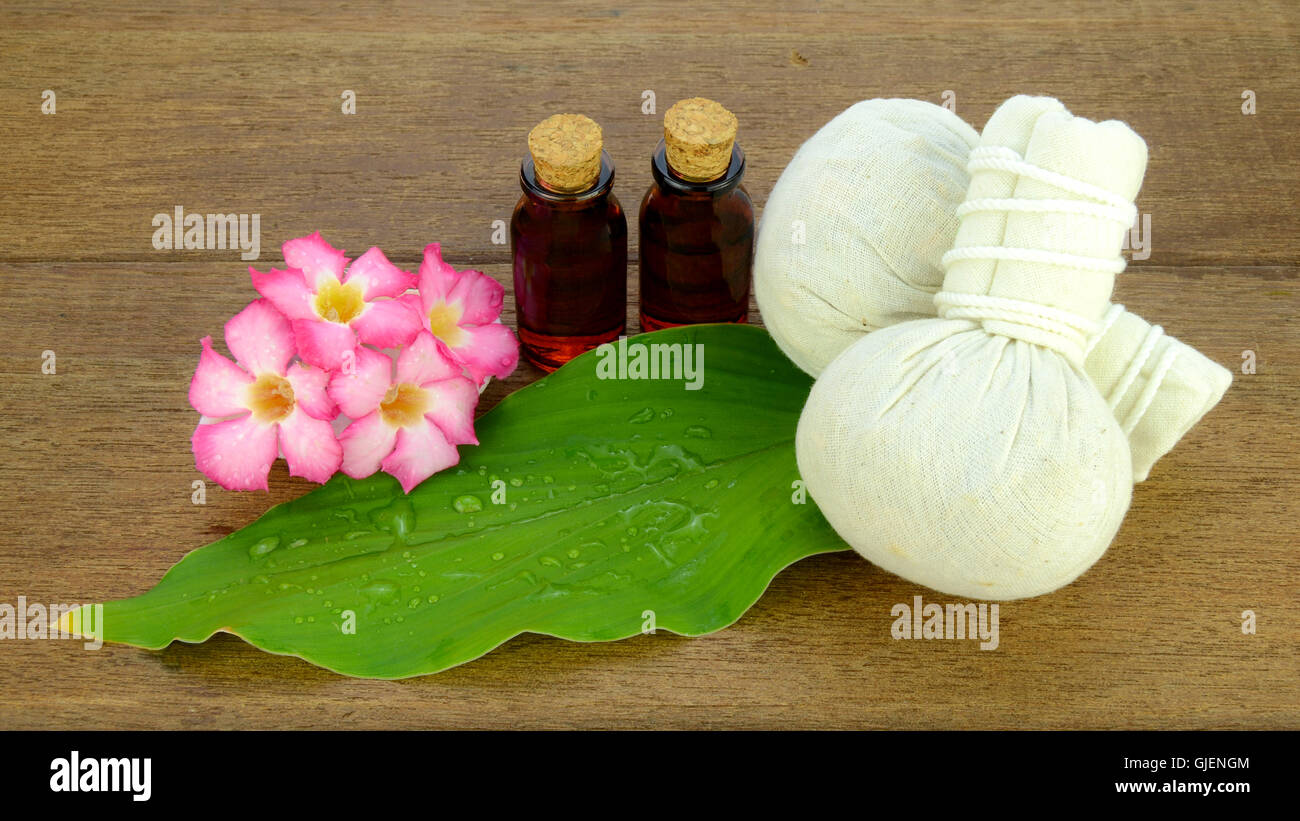 Thai style Spa mit Kräuter Kompresse Kugel und Aroma Öl zur Entspannung von Muskeln und Haut Behandlung. Stockfoto