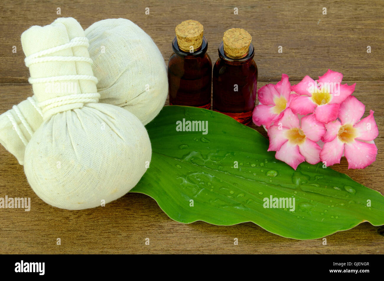 Thai style Spa mit Kräuter Kompresse Kugel und Aroma Öl zur Entspannung von Muskeln und Haut Behandlung. Stockfoto