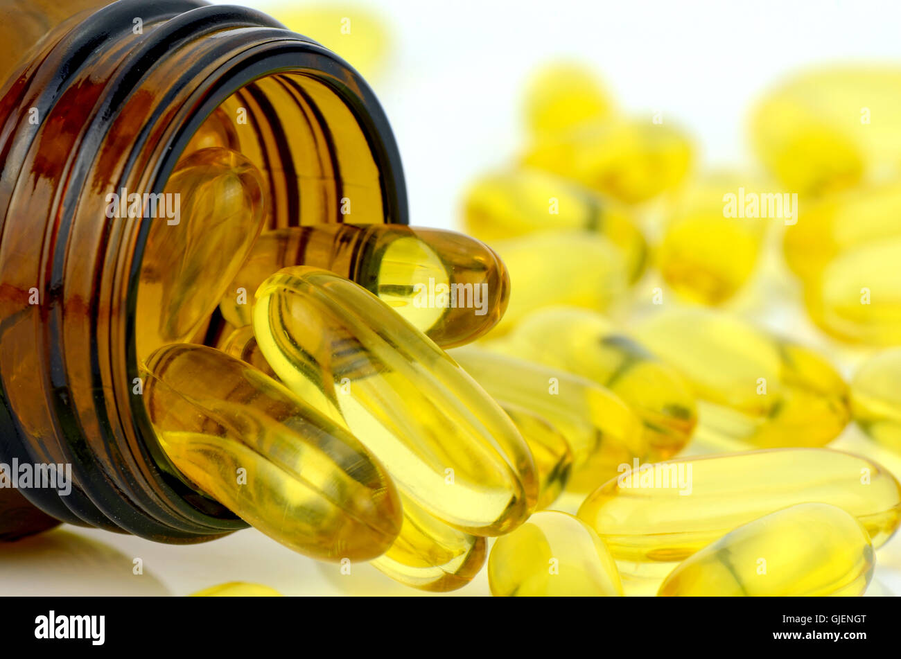 Gelbe weiche Gelatine Kapsel Einsatz in der pharmazeutischen Herstellung für enthalten ölige Medikamente und Nahrungsergänzungsmittel wie Vitamin A, Stockfoto