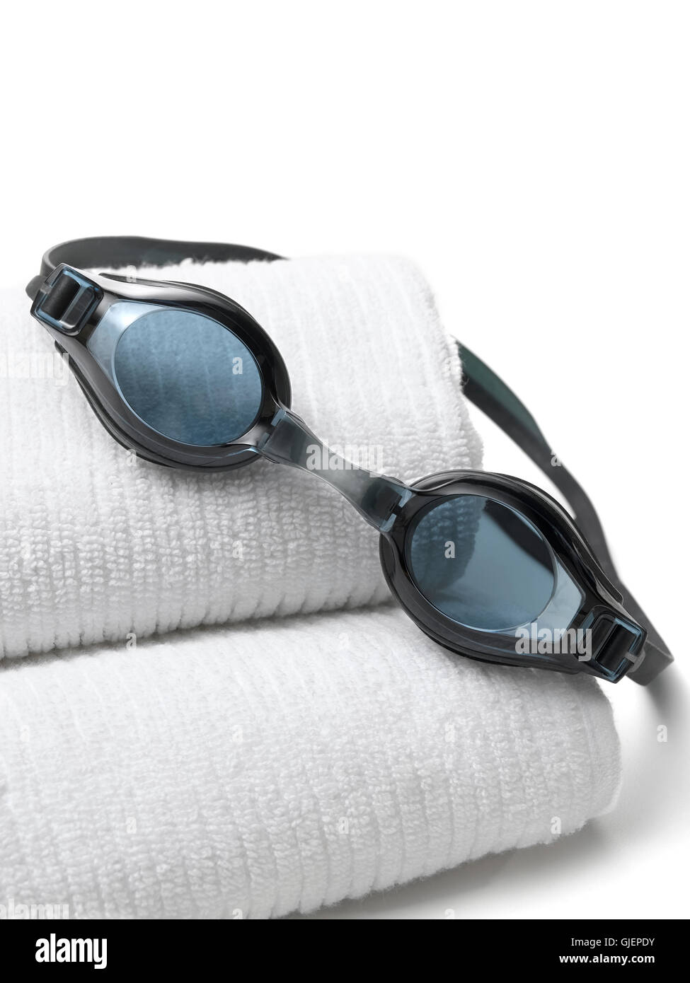 Schwarz Schwimmbrille auf ein weißes Handtuch Stockfoto