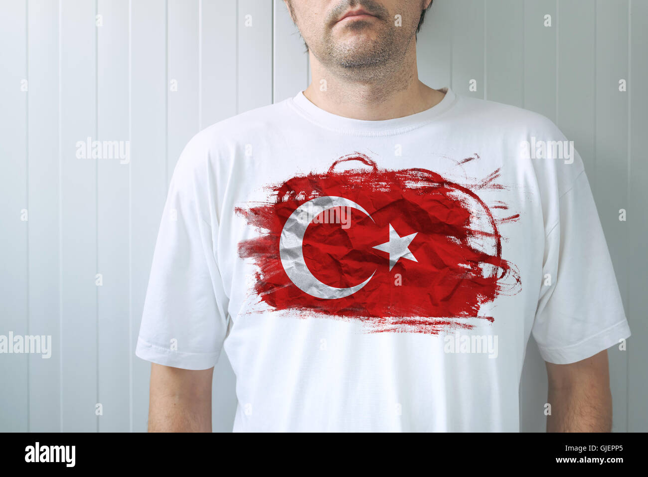 Mann mit weißem Hemd mit türkischer Flagge drucken, Erwachsene männliche Person, die Unterstützung der Türkei Stockfoto