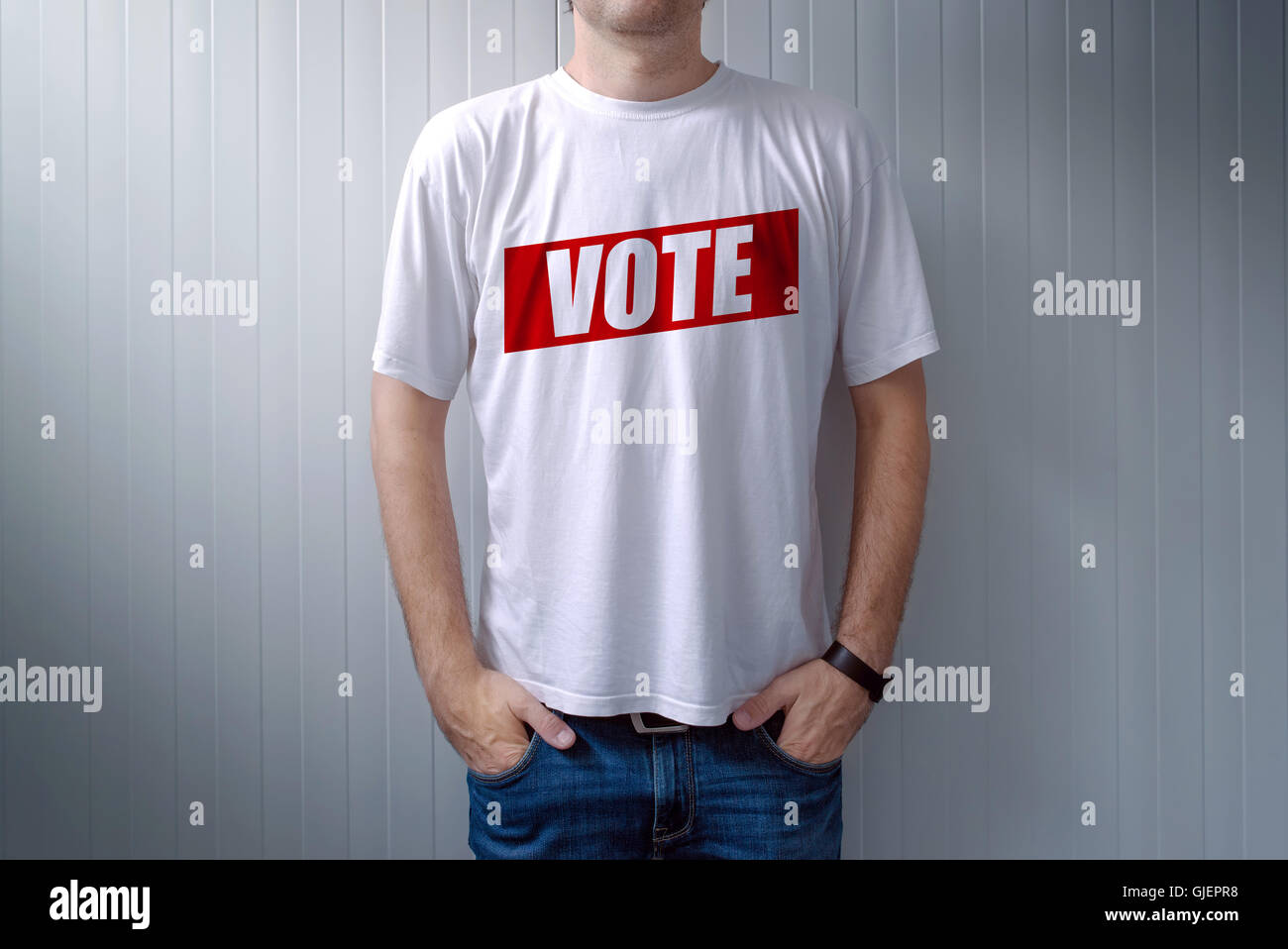 Mann trägt T-shirt mit Abstimmung-Label gedruckt auf Brust, ausdrückliche Einstellung und Meinung zu politischen Wahlen Stockfoto