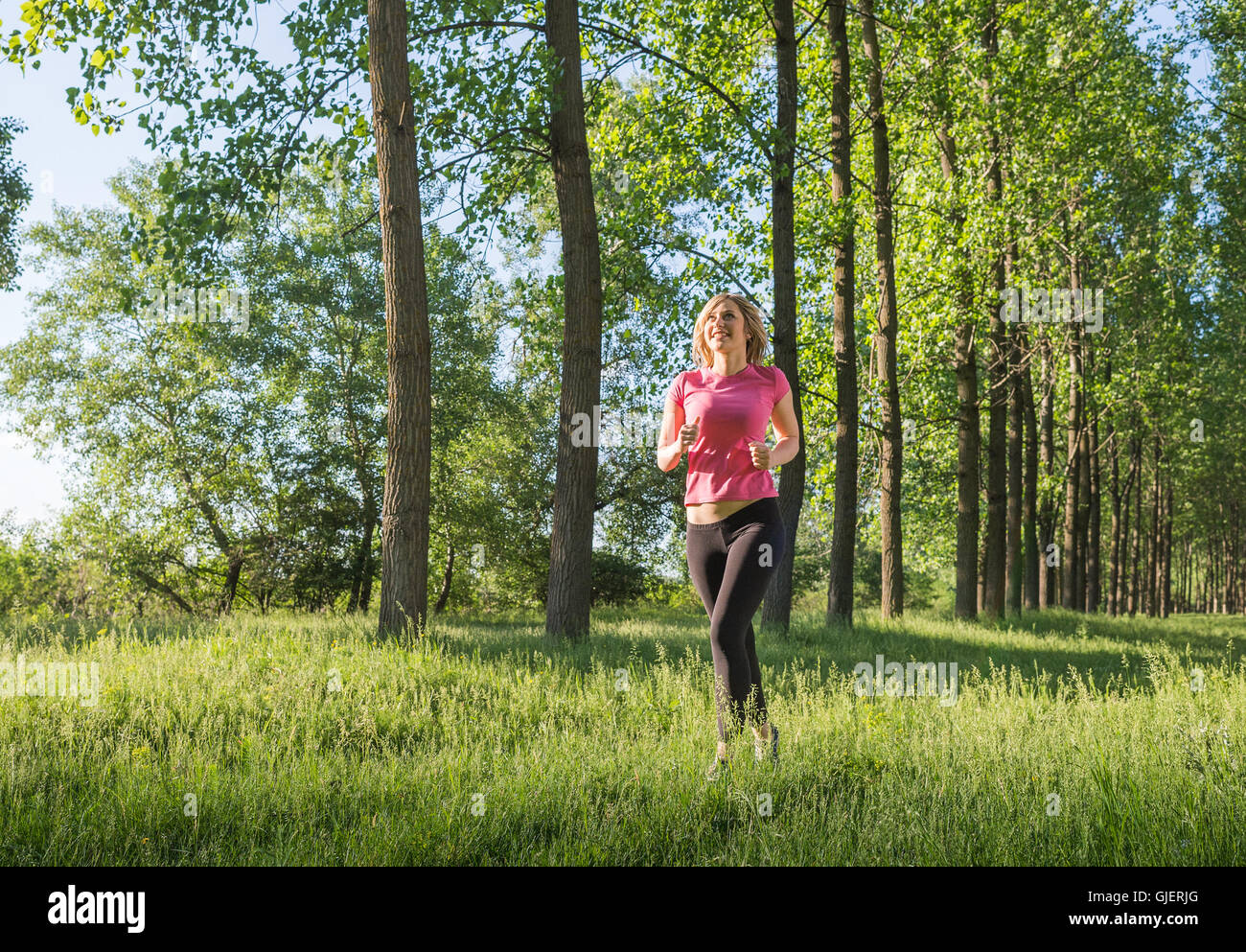junges Mädchen Läufer im Wald. Stockfoto