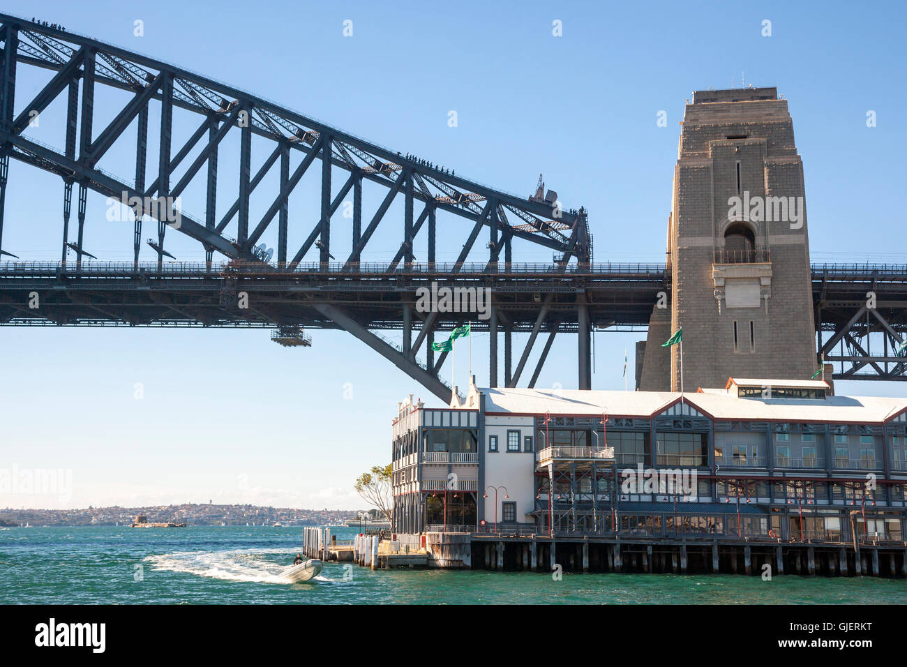 Sonnigen Tag Sydney Hafen Nähe der Harbour Bridge und das Opernhaus. Stockfoto