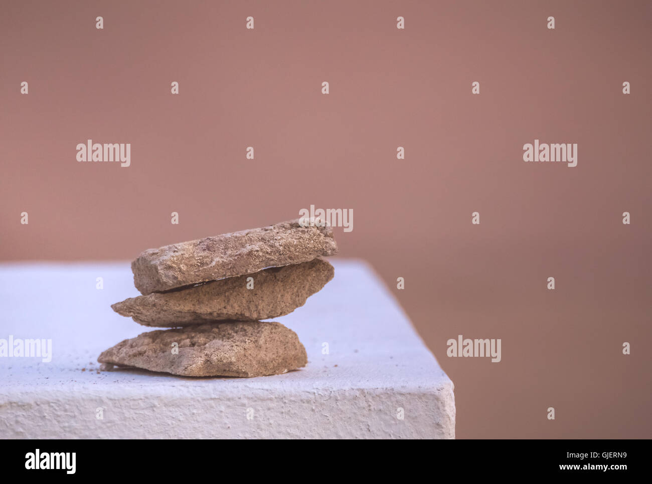 Drei grobe Steinen auf einander platziert Stockfoto