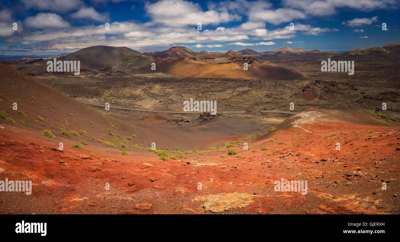 Blick des Timanfaya-Nationalparks (auch genannt die Montanas del Fuego oder Berge des Feuers) Lanzarote, Kanarische ich Stockfoto