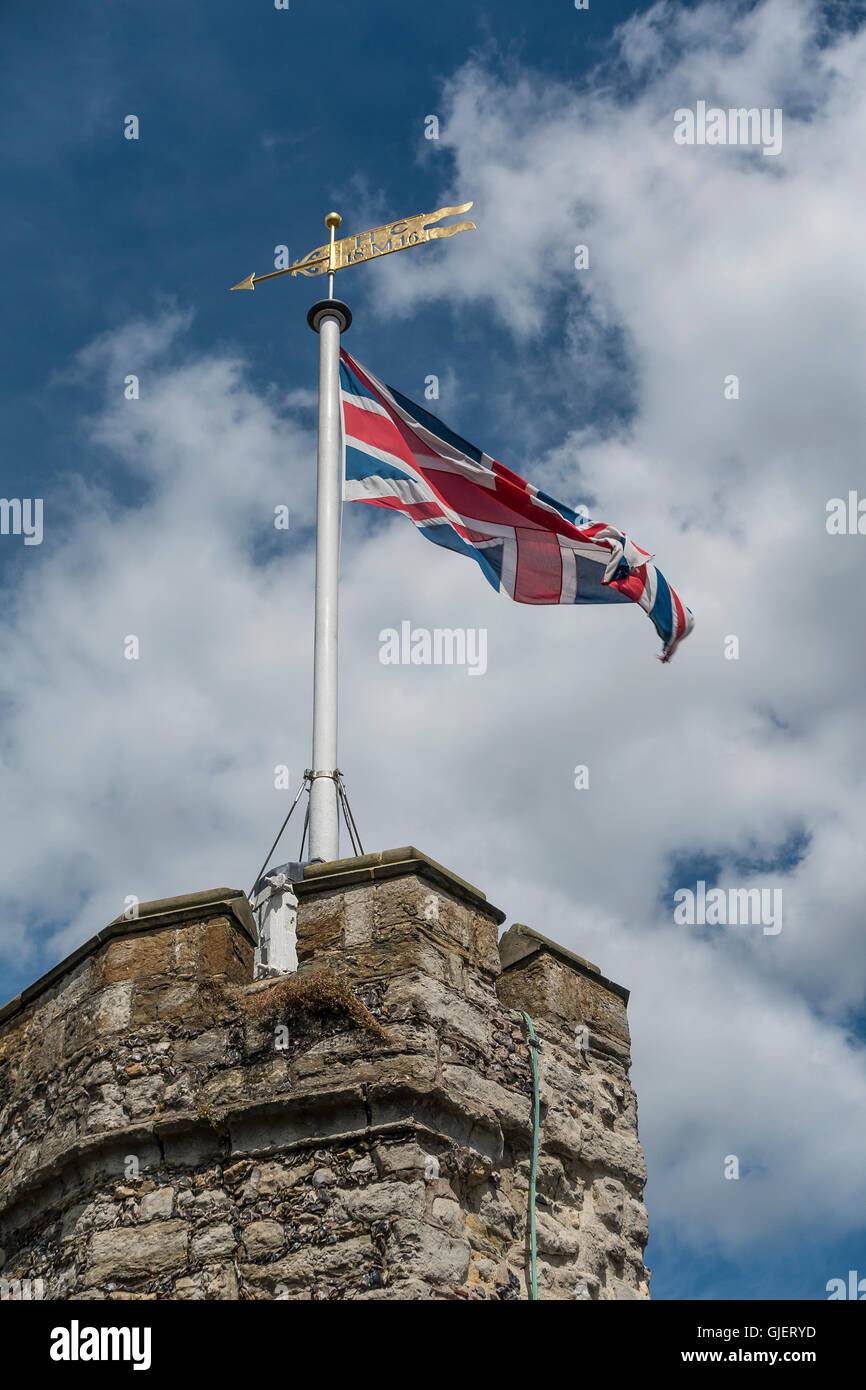 Union Jack-Flagge, die bei starkem Wind Stockfoto