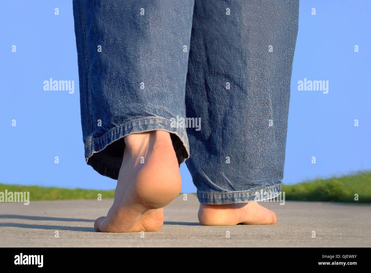 barfuß laufen auf der Straße Stockfoto