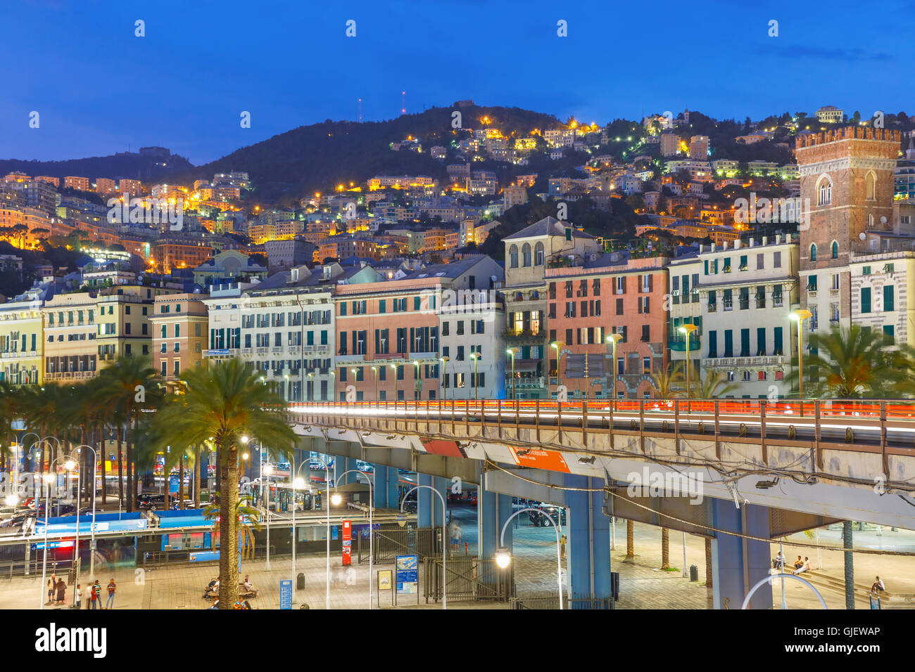 Altstadt und Autobahn Genua bei Nacht, Italien. Stockfoto