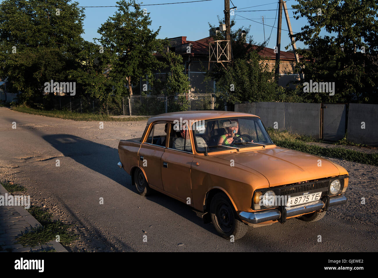 Leute fahren in einem alten sowjetischen Auto an die Stadt zionistisch in der Westukraine Stockfoto