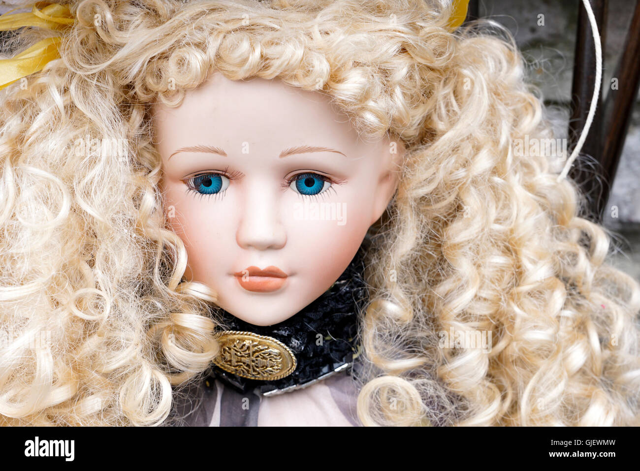 Puppe mit blondem Haar und blauen Augen in Tideswell Peak District Derbyshire Stockfoto