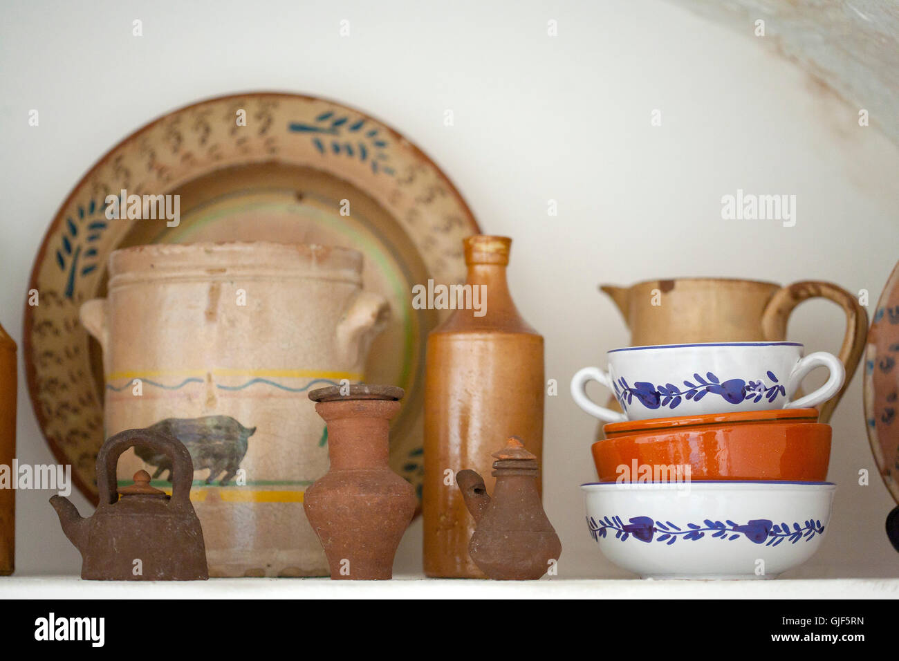 Keramik-Stillleben mit sortierten Tonwaren in Azoren, Portugal gemacht. Stockfoto