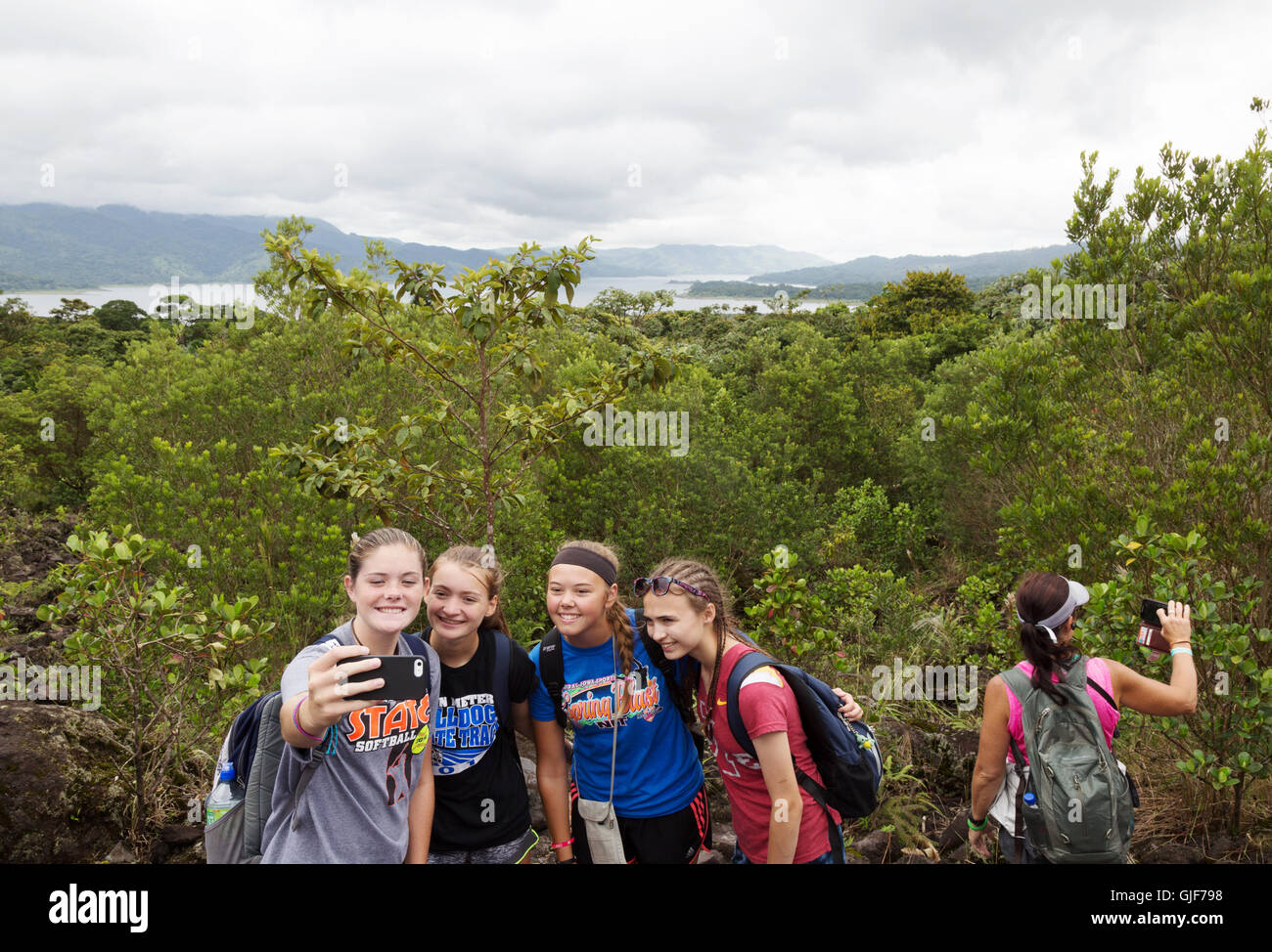 Jugendliche nehmen ein Selbstporträt auf Urlaub, Nationalpark Vulkan Arenal, Costa Rica, Mittelamerika Stockfoto