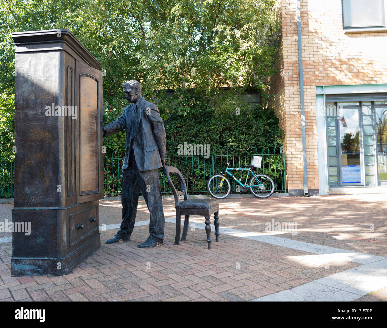 The Searcher, Belfast. Eine lebensgroße Skulptur nach C.S. Lewis Work, The Chronicles of Narnia. Stockfoto