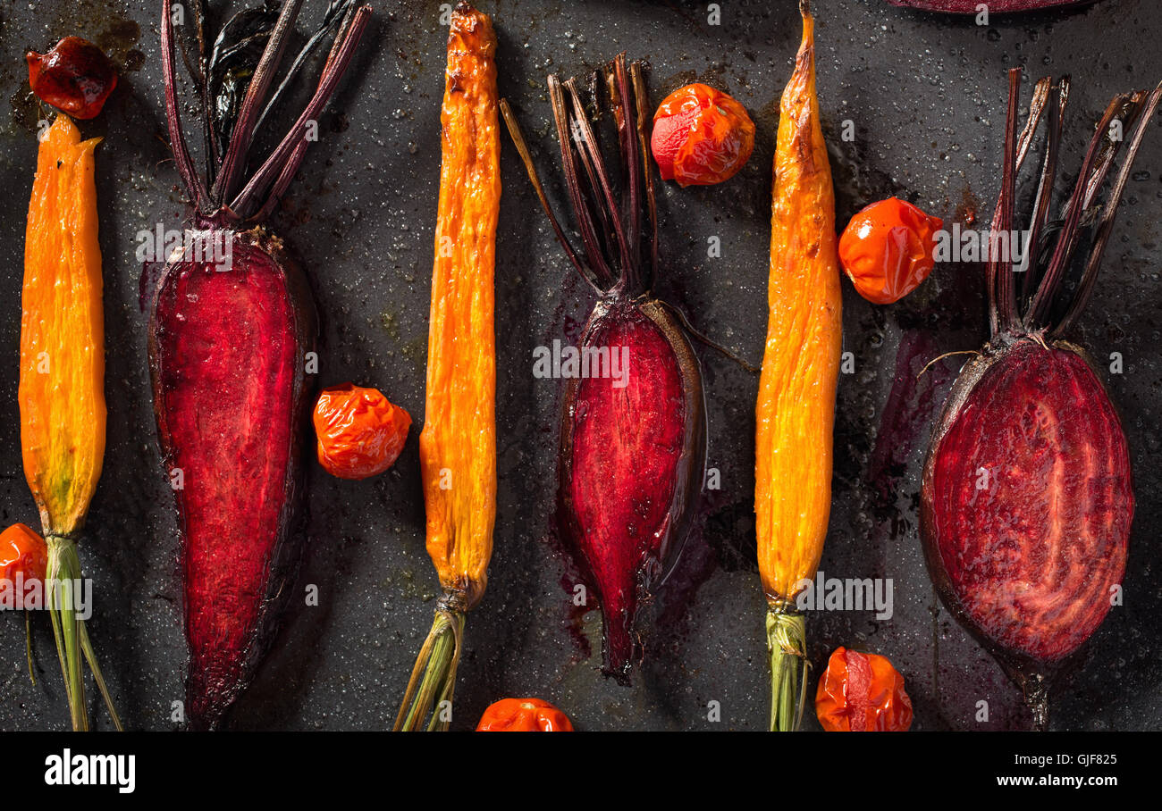 Gebackene Karotten und Rüben mit Tomaten Stockfotografie - Alamy