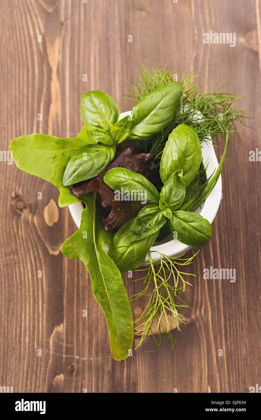 Basilikum und Salat auf den Tisch Stockfoto