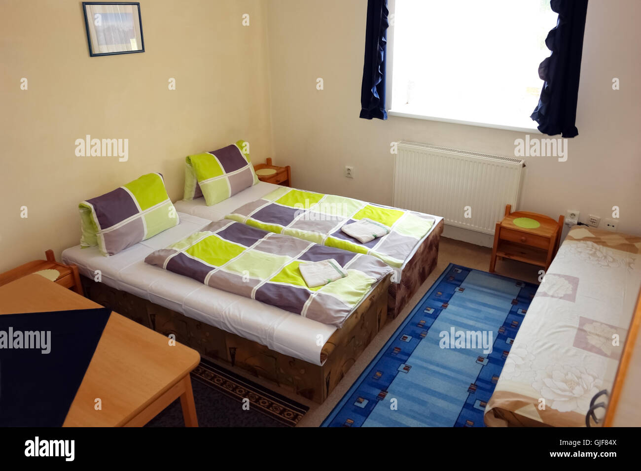 POPRAD, Slowakei - Juli 08.2016: Interieur der Zimmer mit zwei Betten in der Pension in der Stadt, hohe Tatra, Slowakei Poprad. Stockfoto